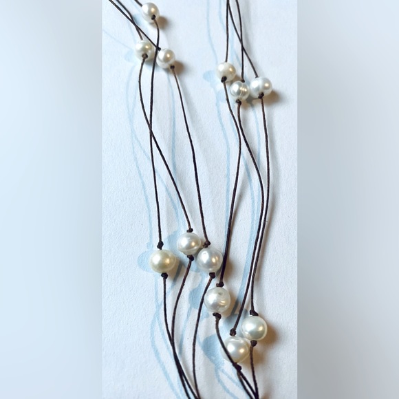 Freshwater pearl necklace with leather accent - Picture 4 of 7